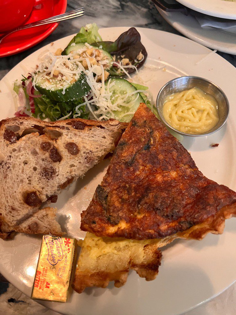 Quiche y tostadas en Le Petit Triangle Cafe