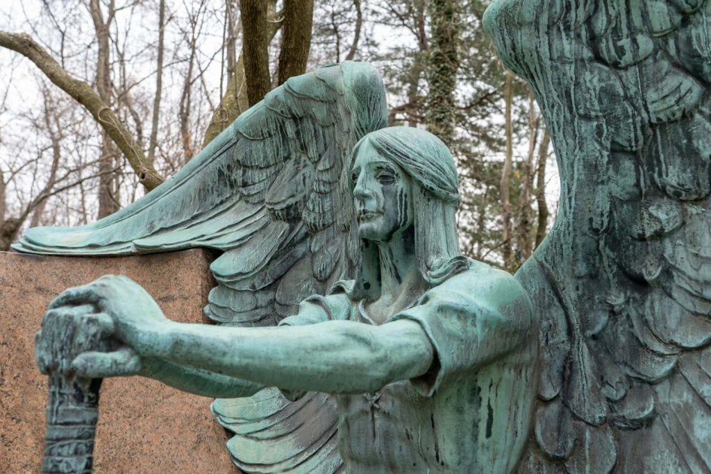 Ángel Haserot en el cementerio Lake View