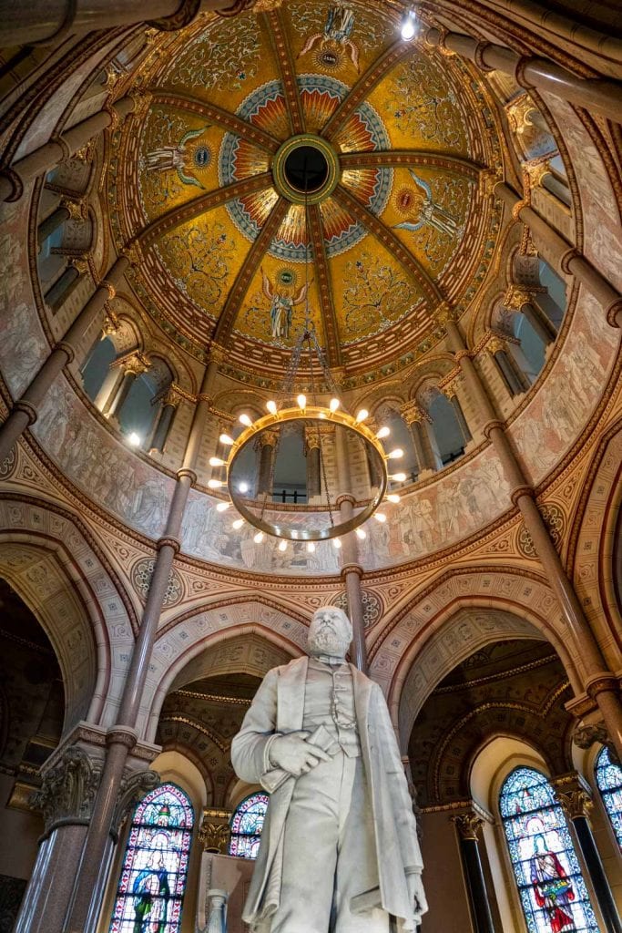 Monumento a James A. Garfield en el cementerio Lake View