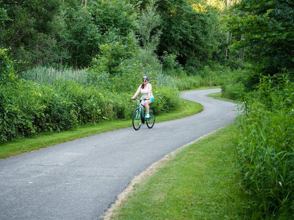 Amanda andando en bicicleta en Twinsburg