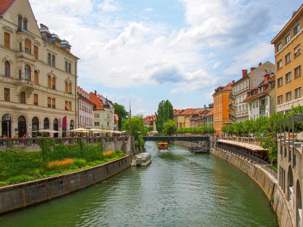 Cafés junto al río en Ljubljana, Eslovenia