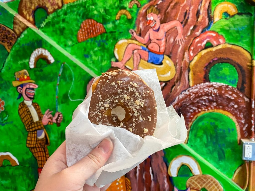 Donut bocazas frente a un mural.