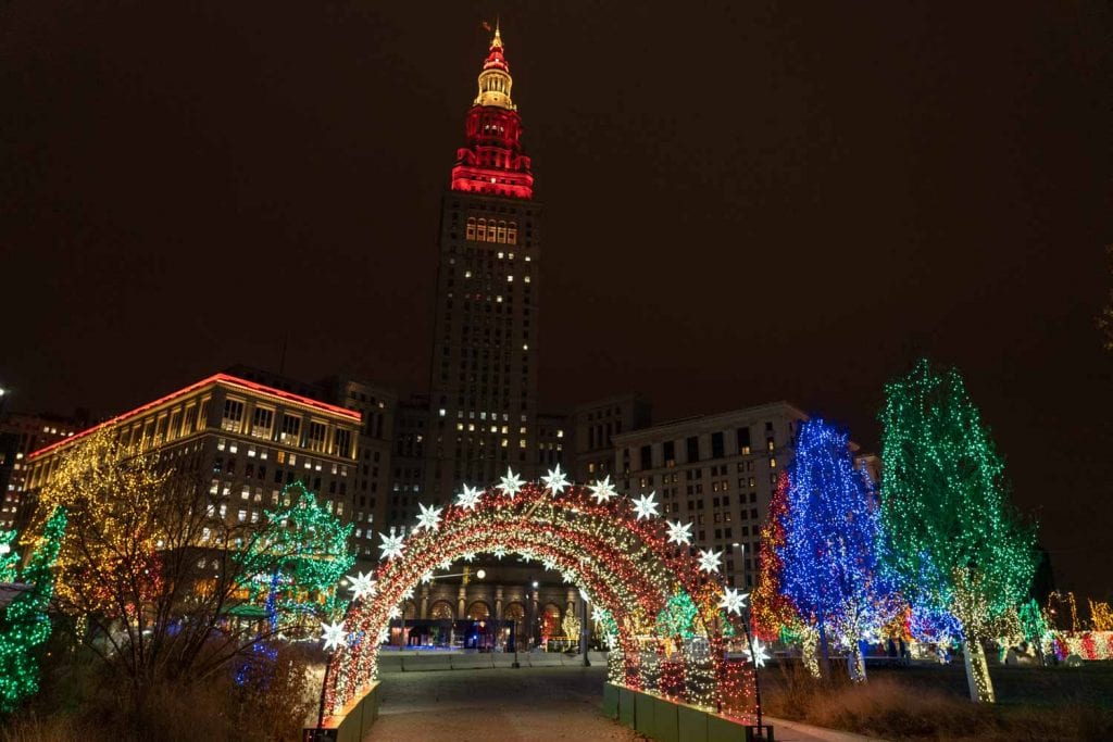 Luces de Navidad en Plaza Pública por la noche