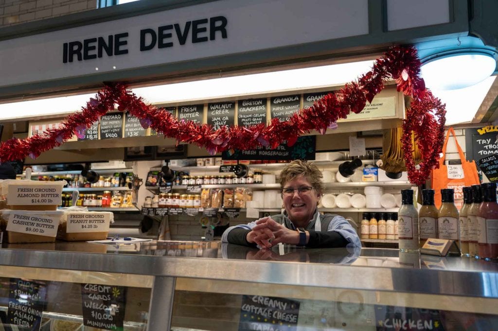 Irene Dever en el mercado del lado oeste
