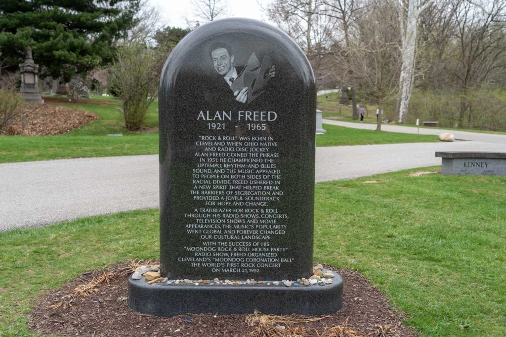 Tumba de Alan Freed en el cementerio Lake View