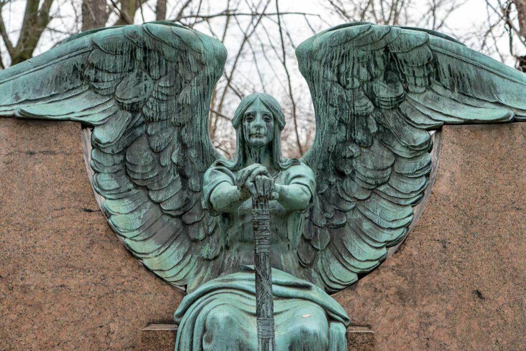 Ángel Haserot en el cementerio Lake View