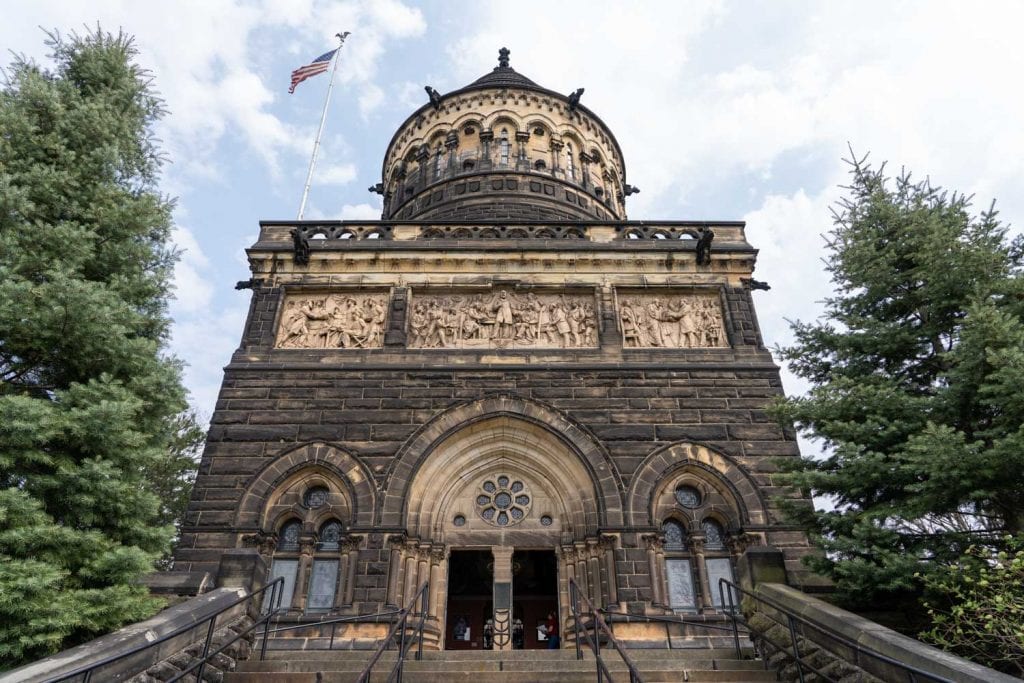 Monumento a James A. Garfield en el cementerio Lake View