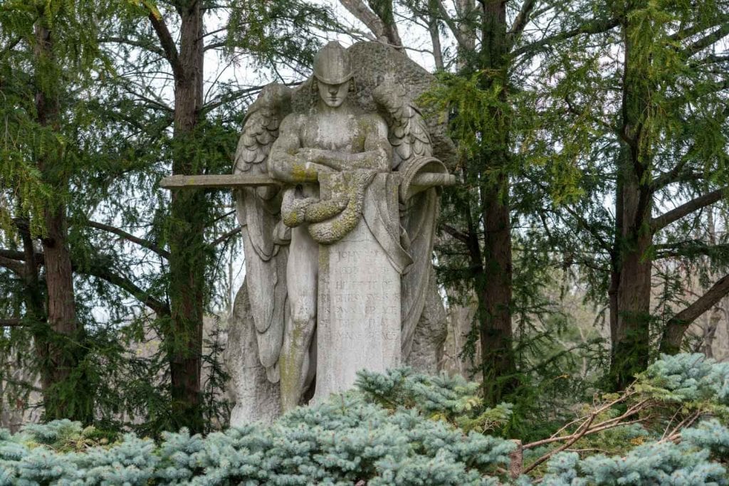 Escultura funeraria en el cementerio Lake View