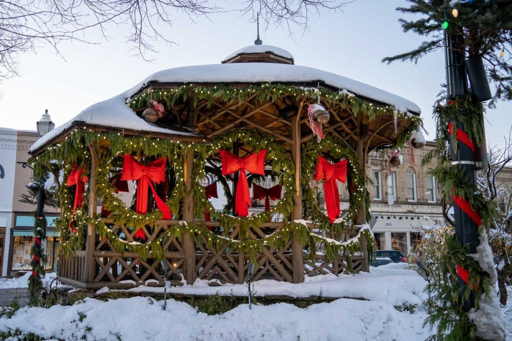 Gazebo de Chagrin Falls en Navidad