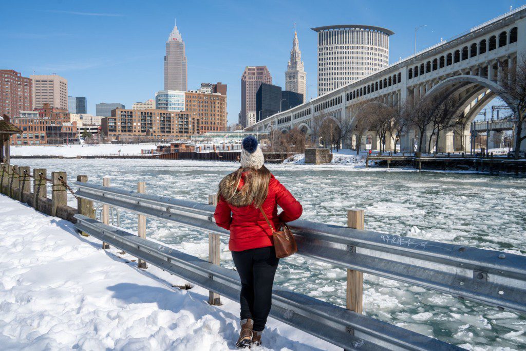 Río Cuyahoga congelado en invierno