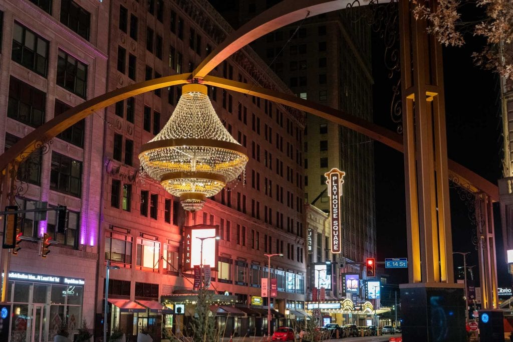 Lámpara de araña Playhouse Square en la noche