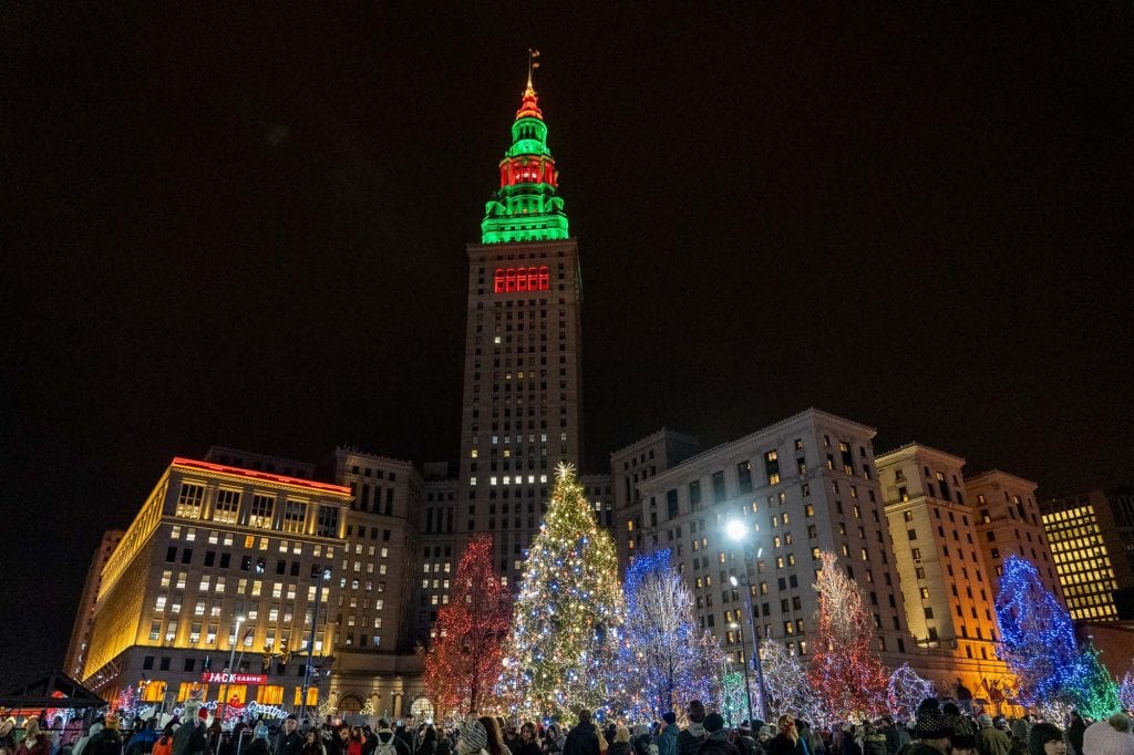 Luces navideñas en plaza pública