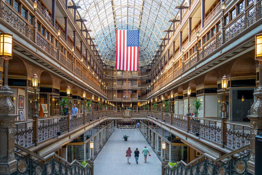 Cleveland Arcade con bandera