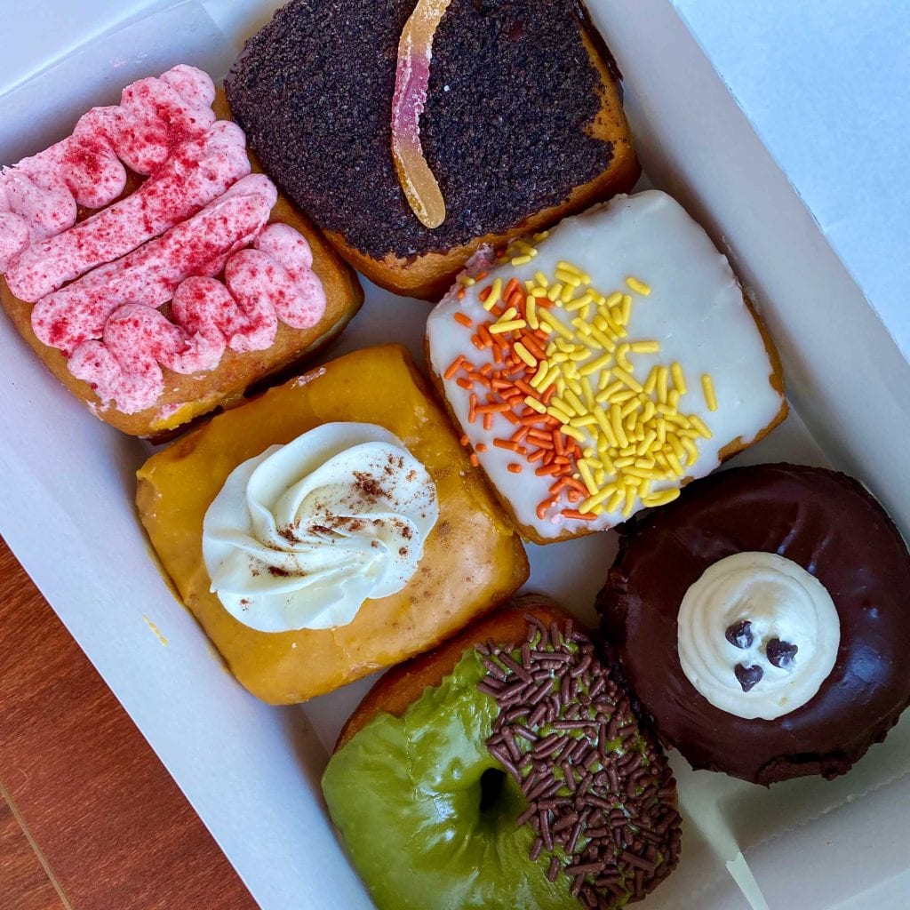 Donuts de Halloween en una caja.