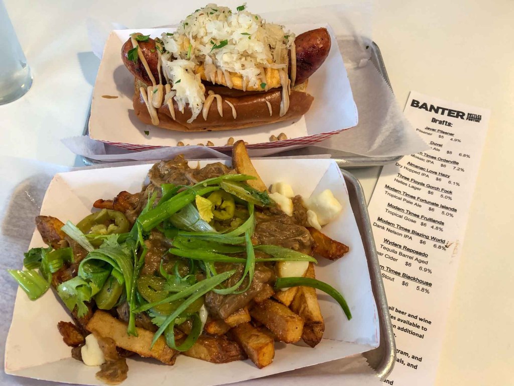 Salchichas y poutine de Banter Cleveland
