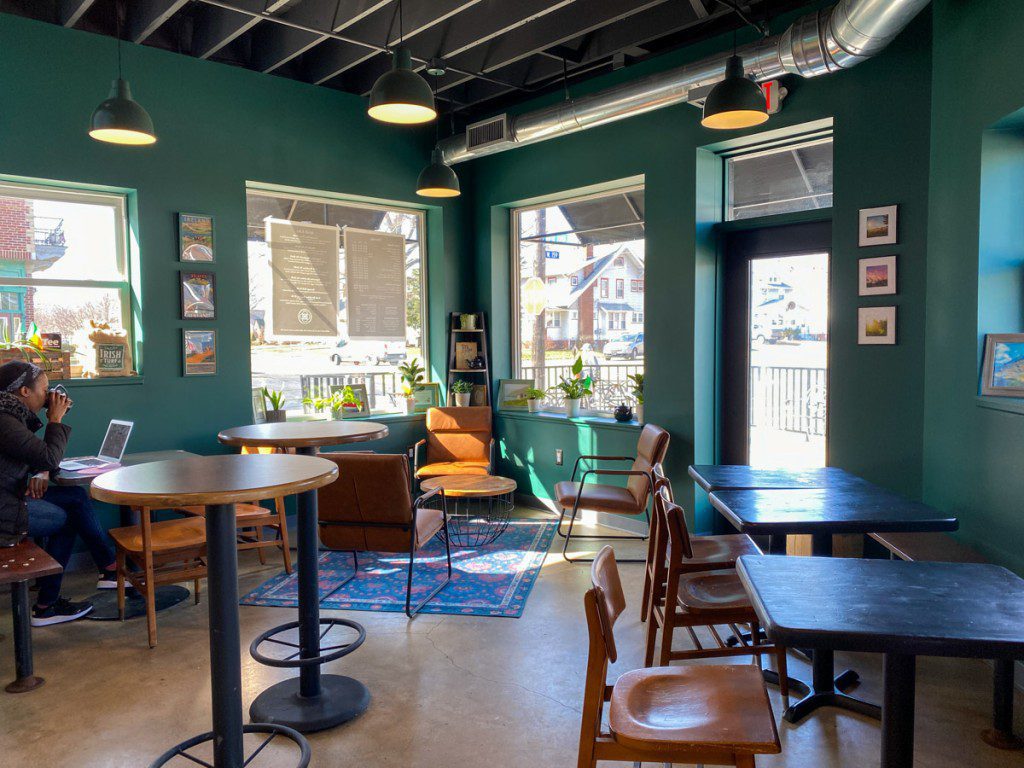 Interior de café y té de 5 puntos