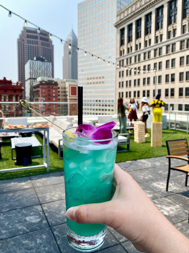Beber en Azure Rooftop Lounge