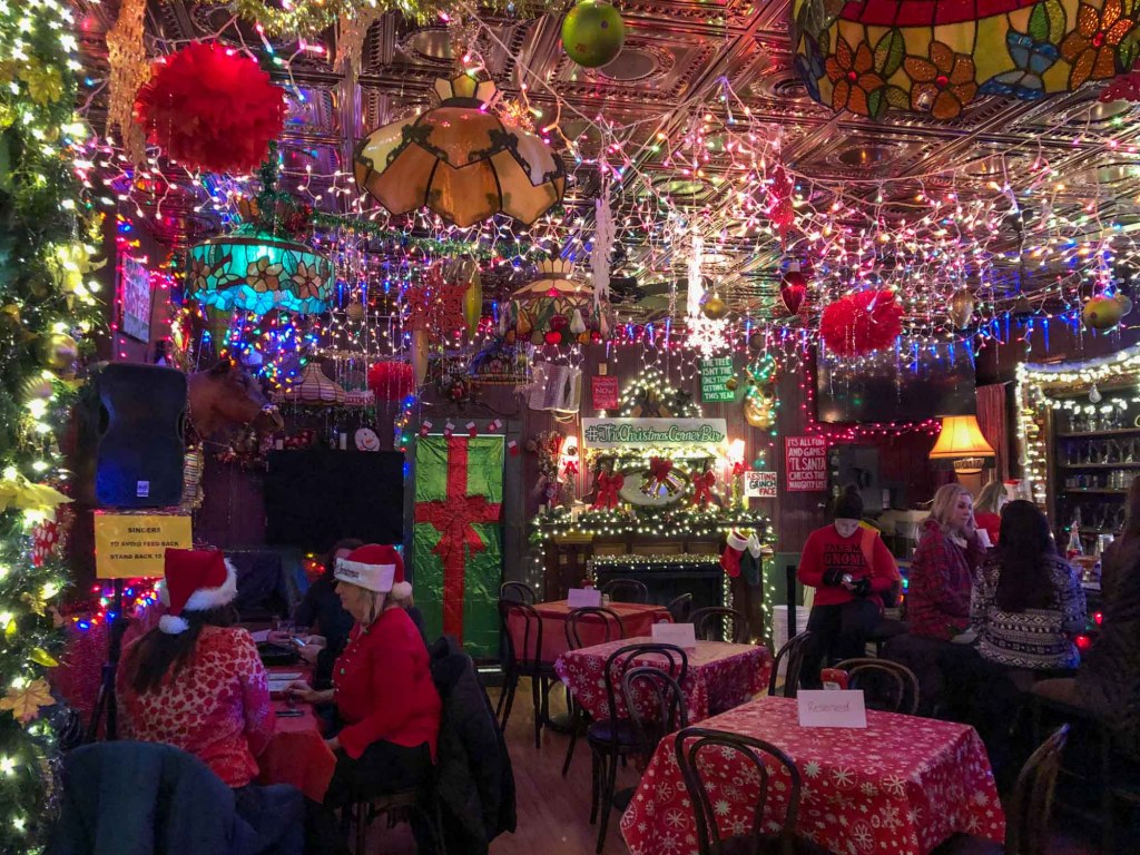 Bar de esquina de Navidad en Lakewood