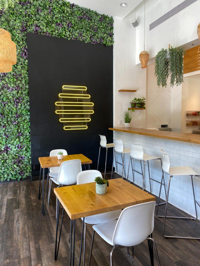 Interior de la cafetería Milk + Honey
