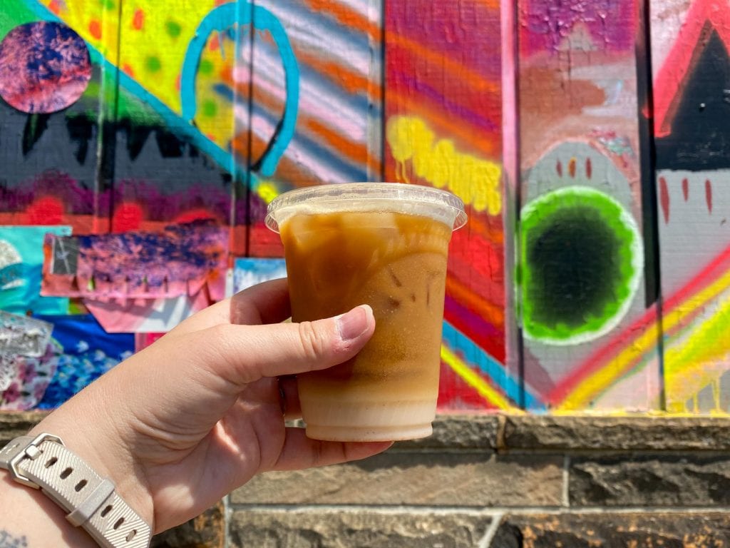 Latte helado Six Shooter Coffee
