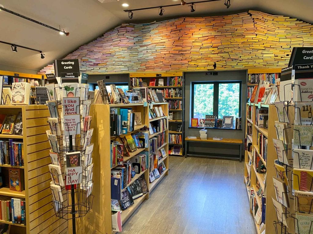Noche de cita de librería vacía