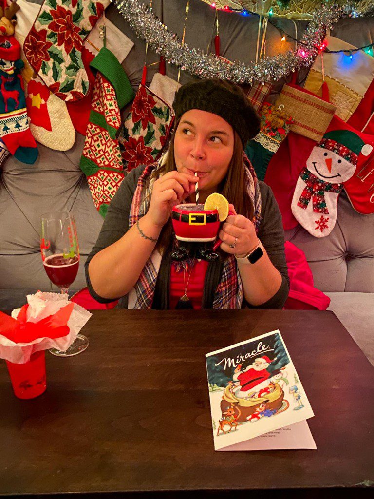 Amanda en el bar Miracle Christmas