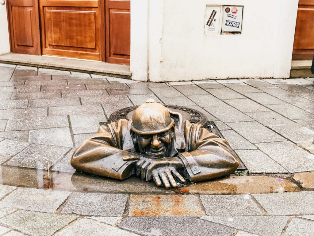 Estatua del hombre en el trabajo Bratislava