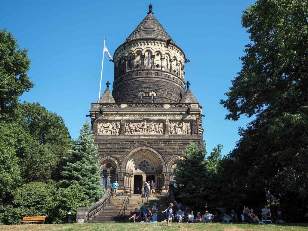 Monumento a James A. Garfield en el cementerio Lake View